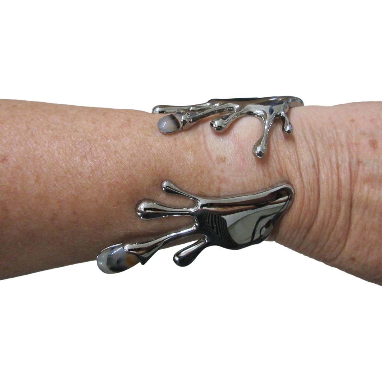 <i>Unique Claw Cuff Bracelet</i><br>Made in Brazil<br>