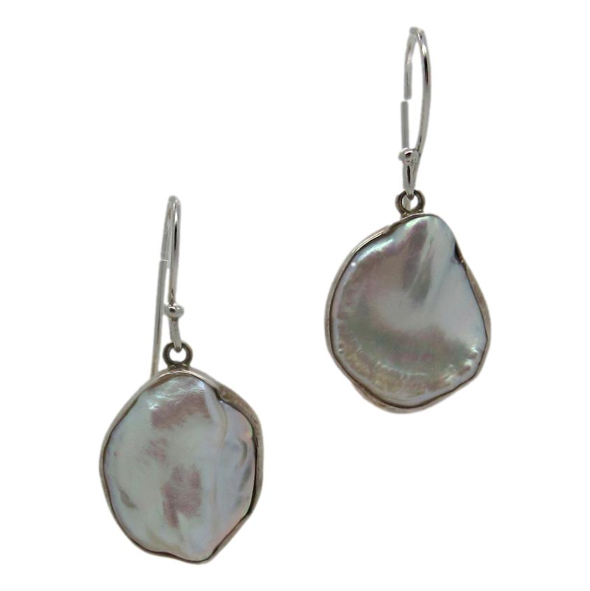 <i>Pretty Pearl earring</i>