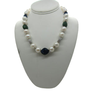 <i>Elegant Pearl Necklace</i>