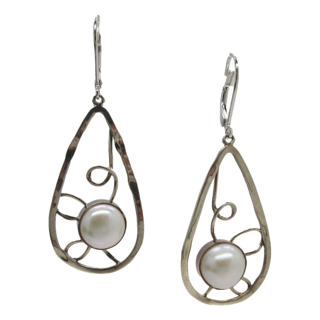 <i>Freshwater Pearl Earring</i>