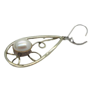 <i>Freshwater Pearl Earring</i>