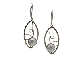 <i>Oval Freshwater Pearl Earrings</i>