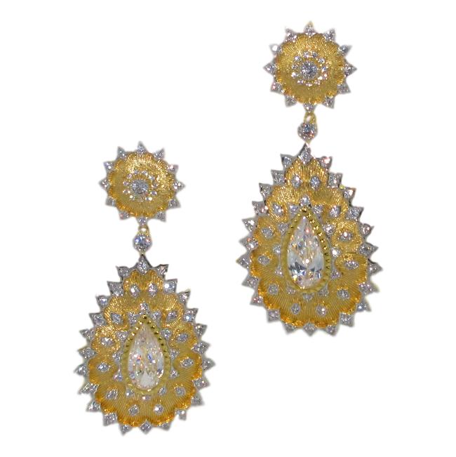 <i>Statement Earrings<i>